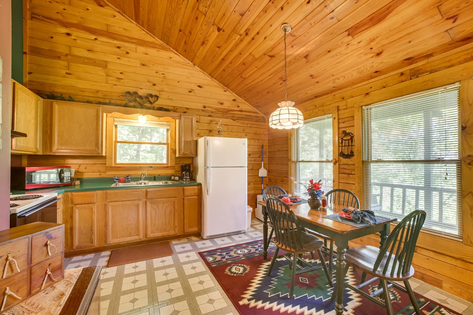 Secluded Studio w/ Deck ~ 8 Miles to Beaver Lake! House in Eureka Springs