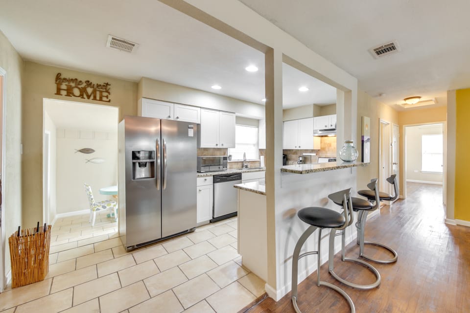 Welcoming Home ~ 6 Mi to Downtown San Antonio! House in San Antonio
