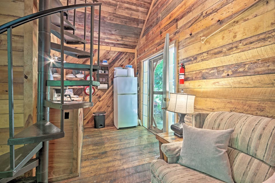 Creekside' Cabin w/ Deck in Pisgah Forest! House in Buncombe County
