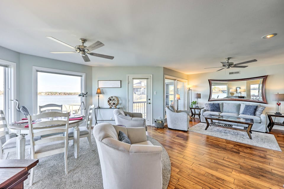 Waterfront Hot Springs Condo: Pool, Hot Tub Access Apartment in Lake Hamilton