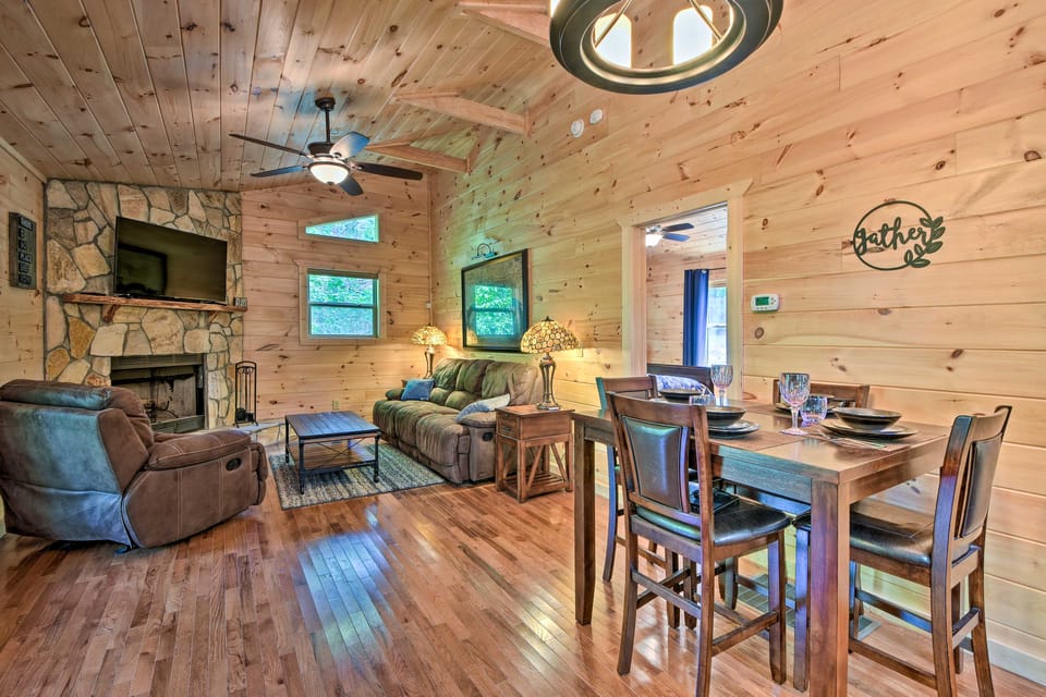 Custom Mtn Cabin by Hiking/Motorcycle Routes! House in Tennessee