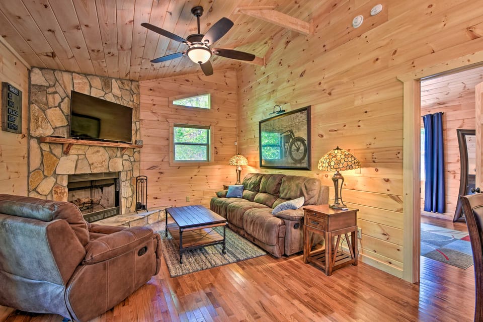 Custom Mtn Cabin by Hiking/Motorcycle Routes! House in Tennessee