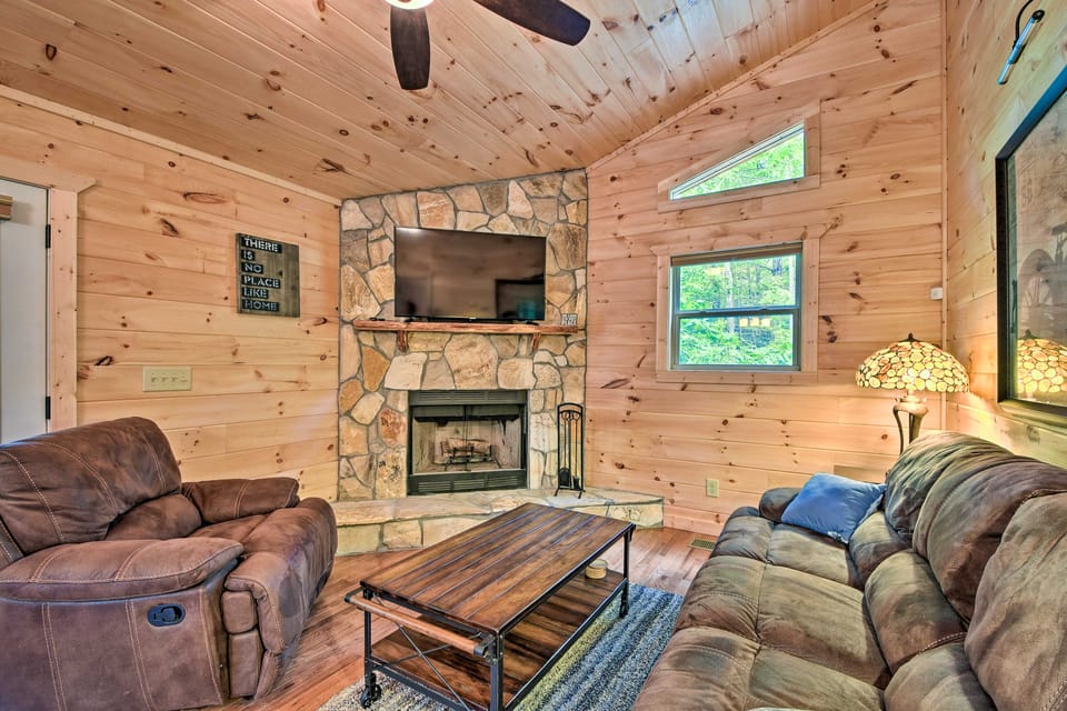 Custom Mtn Cabin by Hiking/Motorcycle Routes! House in Tennessee