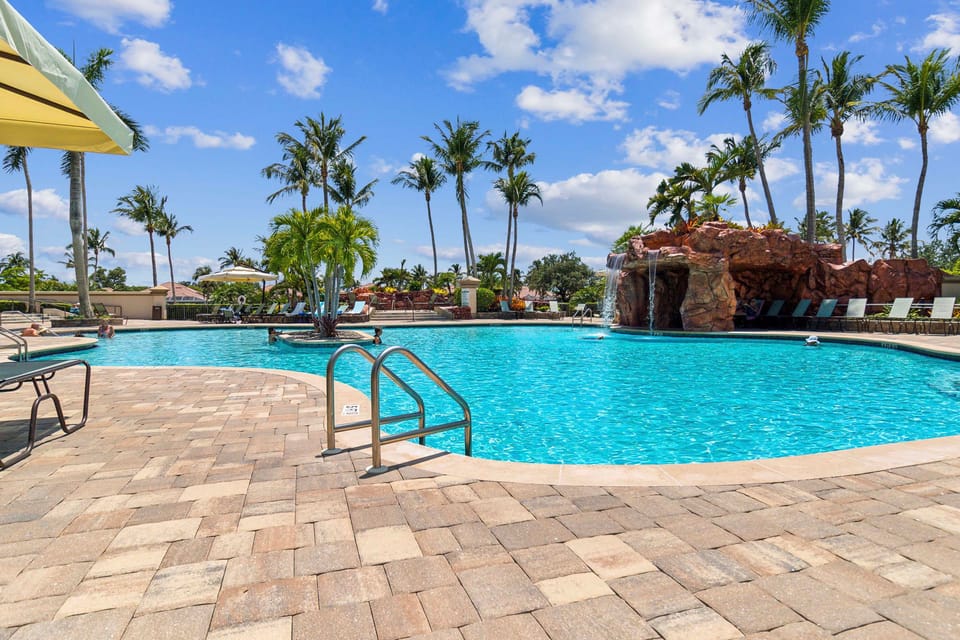 Fort Myers Condo w/ Resort Pools - Near Golf! Apartment in Lee County
