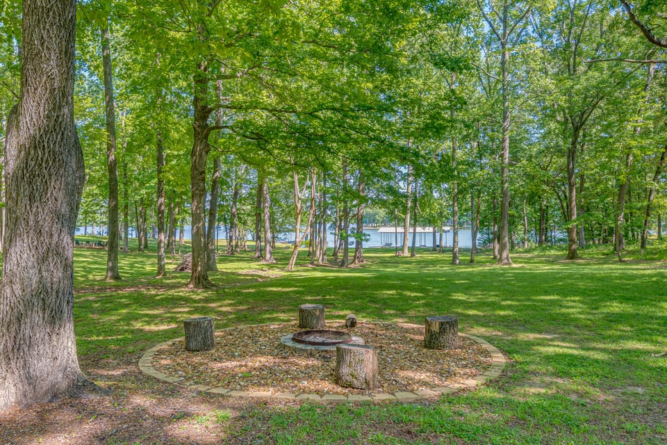 Waterfront Lake Barkley Home w/ Deck & Fire Pit! House in Lake Barkley