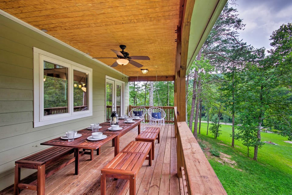 8 Mi to Asheville Fun! Home w/ Deck & Game Room House in Buncombe County