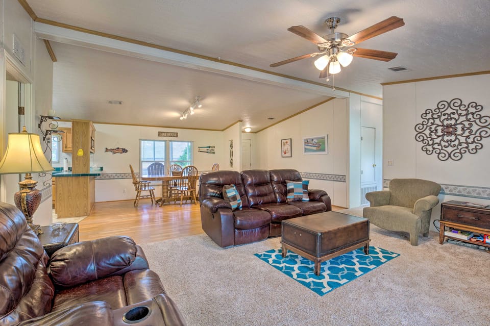 Cedar Creek Lake Access: Retreat w/ Deck House in Cedar Creek Reservoir