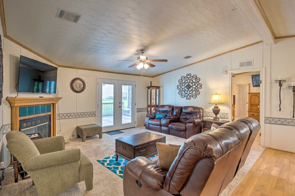 Cedar Creek Lake Access: Retreat w/ Deck House in Cedar Creek Reservoir