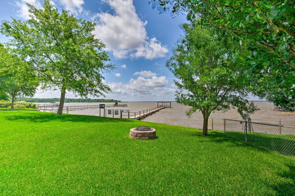 Cedar Creek Lake Access: Retreat w/ Deck House in Cedar Creek Reservoir