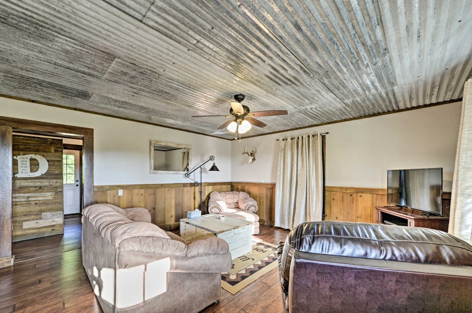 Day Trip to Waco & Temple: House on Cattle Farm House in Rio Grande