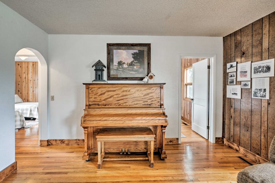 Farmhouse in Country Setting Near Gravity Hill House in Salmon River