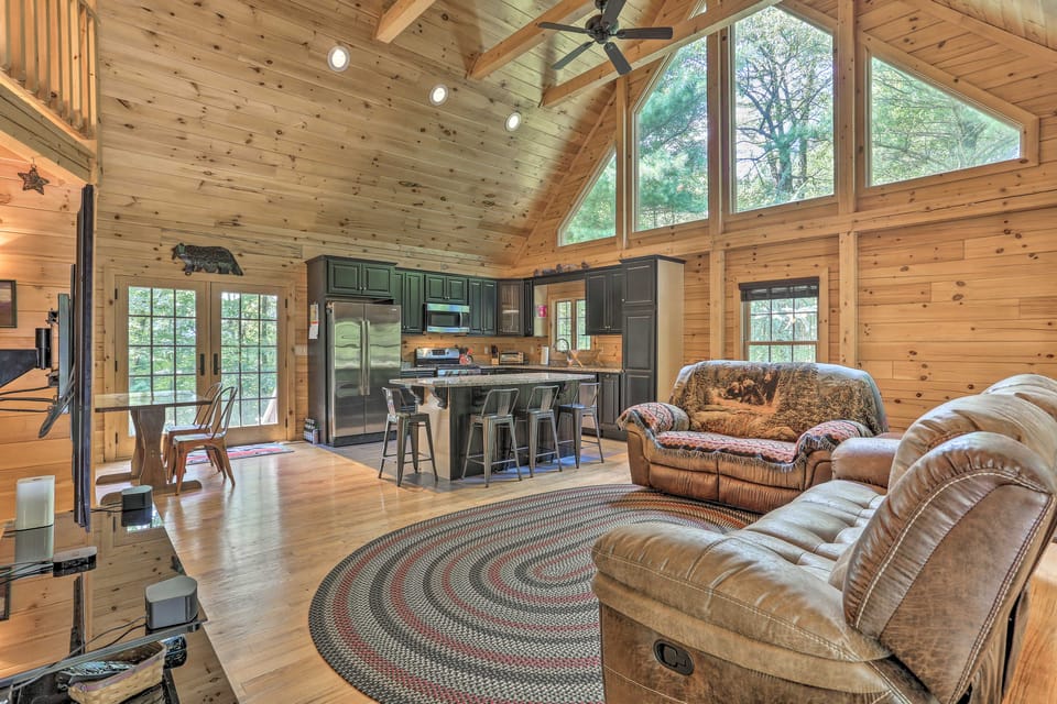 Palmerton Cabin w/ Game Room ~ 5 Mi to Blue Mtn House in Pocono Mountains