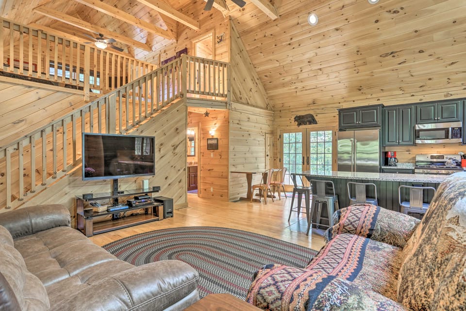 Palmerton Cabin w/ Game Room ~ 5 Mi to Blue Mtn House in Pocono Mountains