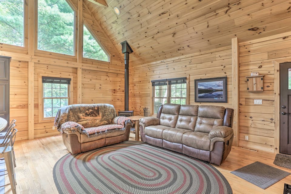 Palmerton Cabin w/ Game Room ~ 5 Mi to Blue Mtn House in Pocono Mountains