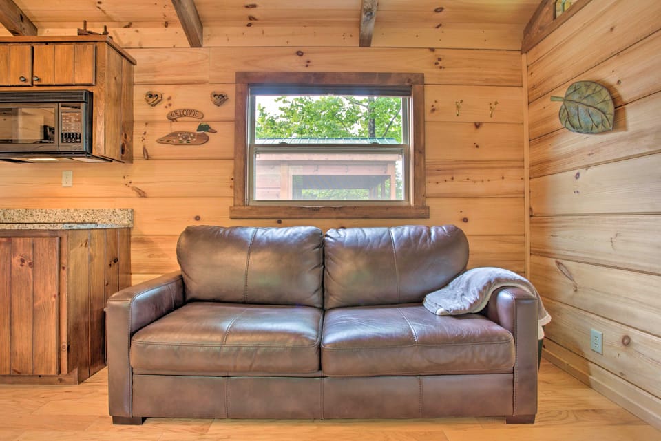 Hike, Sip & Unwind! Mill Spring Cabin Near Winery House in Tennessee