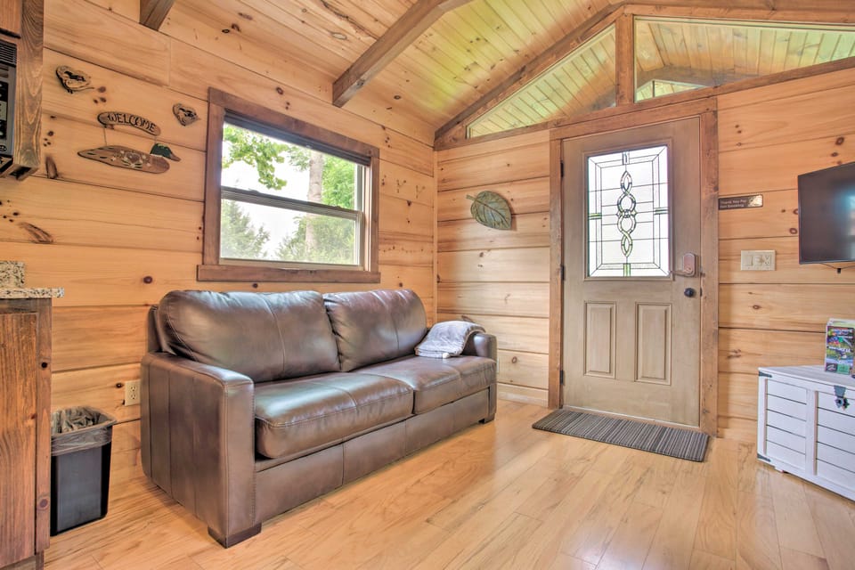 Hike, Sip & Unwind! Mill Spring Cabin Near Winery House in Tennessee