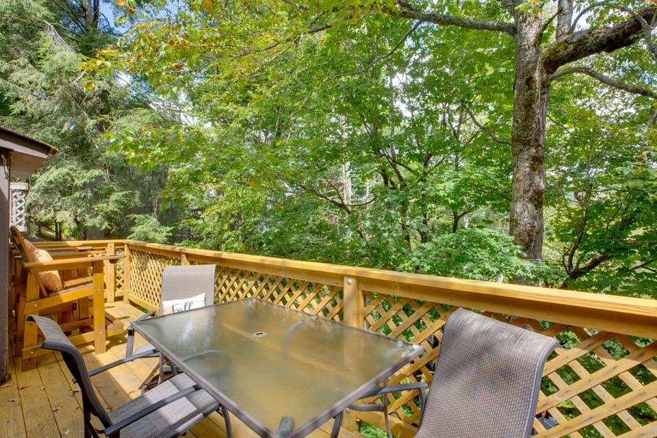 Steps to Sugar Mountain! Condo w/ Furnished Deck Apartment in Sugar Mountain