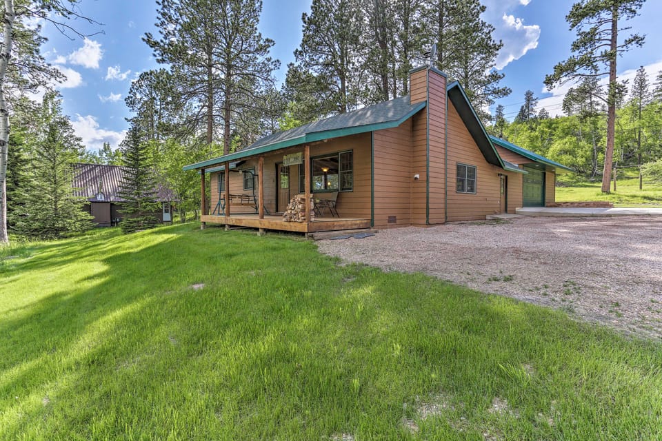 Lead Cabin ~ 9 Mi to Deadwood: Hot Tub + Patio! House in North Lawrence