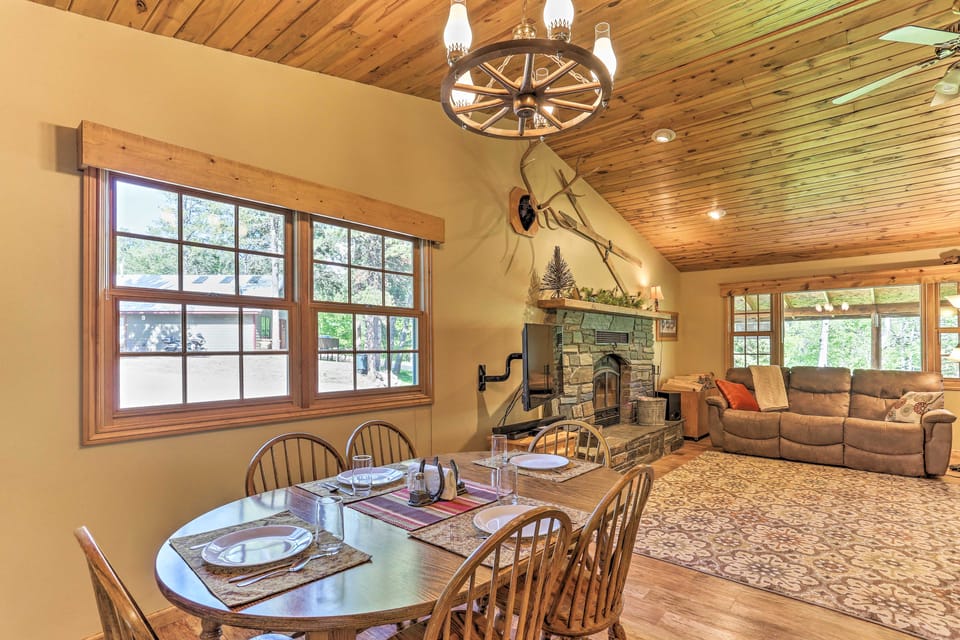 Lead Cabin ~ 9 Mi to Deadwood: Hot Tub + Patio! House in North Lawrence