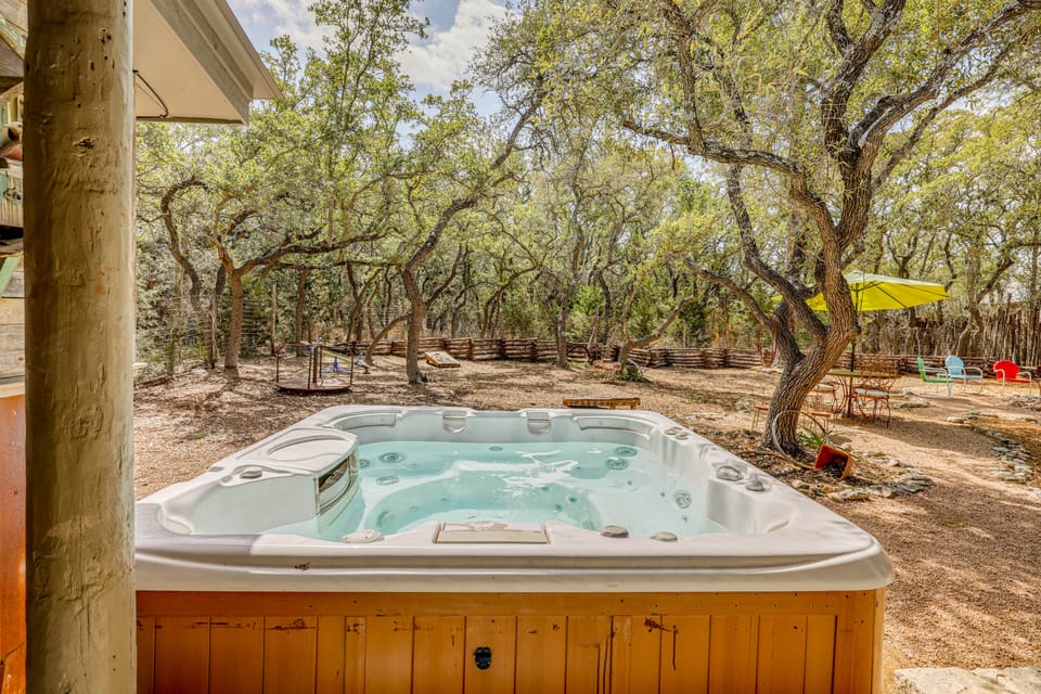 Hot Tub & Yard! 'Inn the Woods' Wimberley Cabin House in Rio Grande