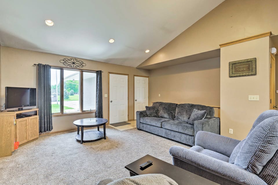 Elwood Townhome w/ Patio - 7 Mi to Johnson Lake Apartment in Nebraska