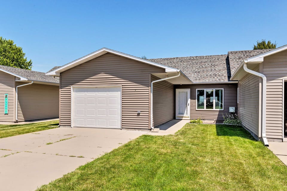 Elwood Townhome w/ Patio - 7 Mi to Johnson Lake Apartment in Nebraska