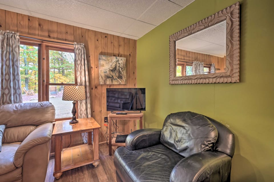 1 Mi to Raystown Lake: 'Clint Eastwood' Cabin House in Raystown Lake