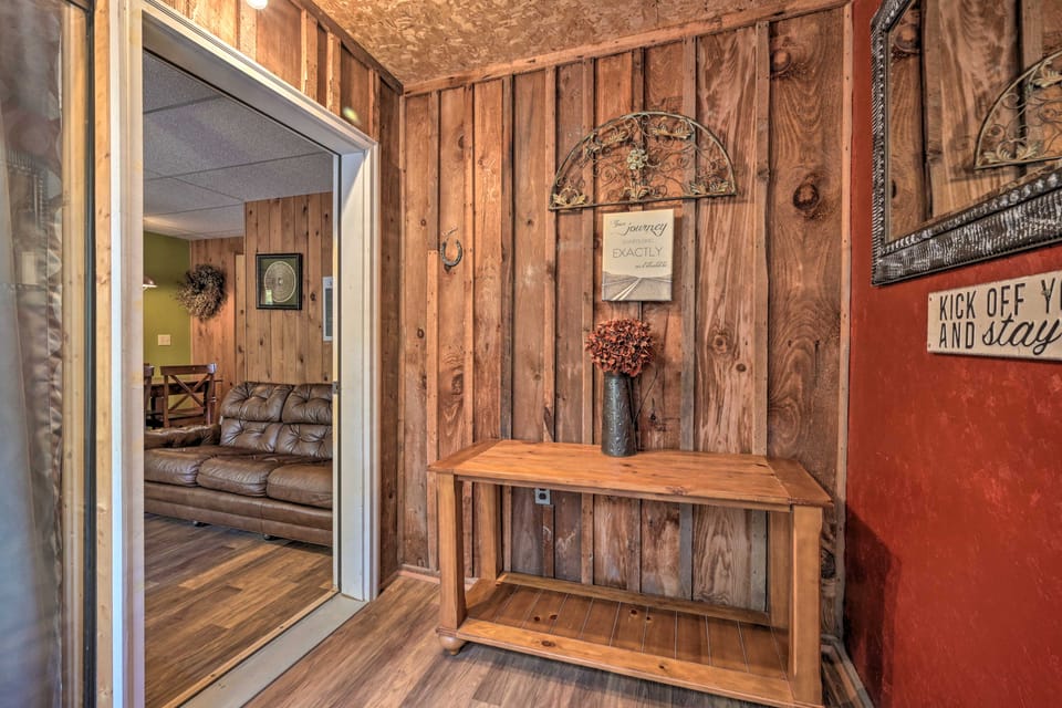 1 Mi to Raystown Lake: 'Clint Eastwood' Cabin House in Raystown Lake