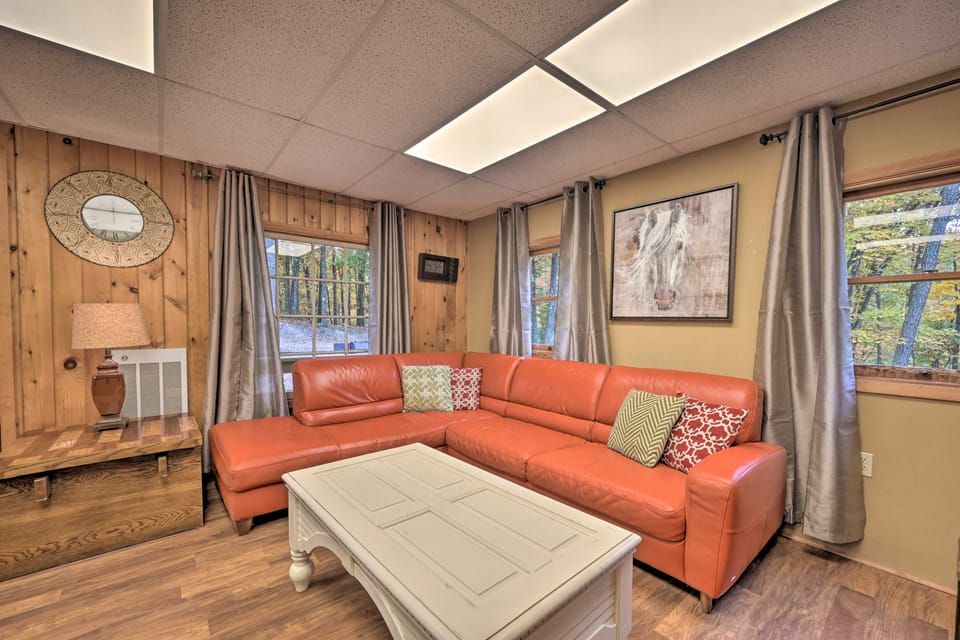 ‘John Wayne' Apartment - Deck, BBQ, Horses On-Site Apartment in Raystown Lake