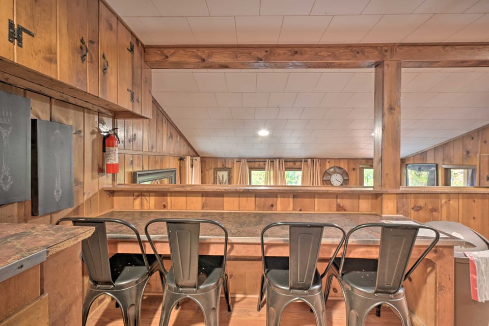 1 Mi to Raystown Lake: 'Wyatt Earp Cabin' w/ Deck! House in Raystown Lake