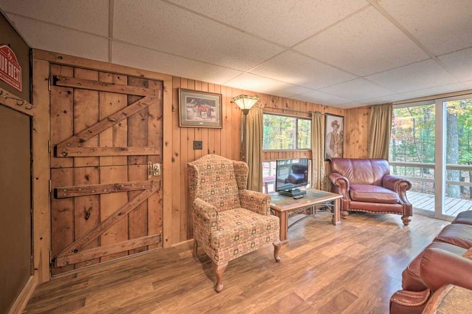 5 Mi to Raystown Lake Launch: ‘Lucas McCain Cabin’ House in Huntingdon