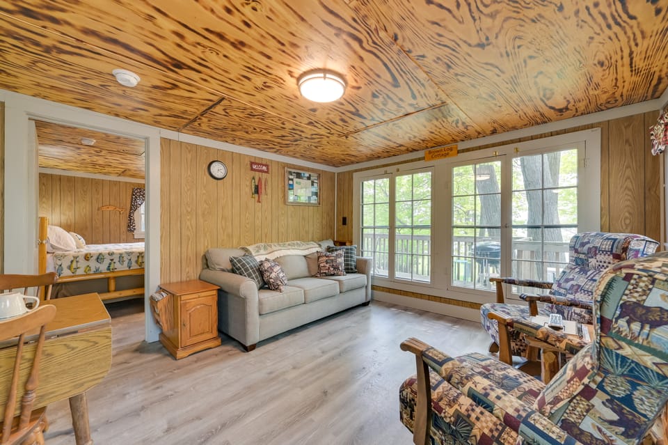 Hike + Snow Play! Waterfront Paradise Lake Retreat Cottage in Carp Lake
