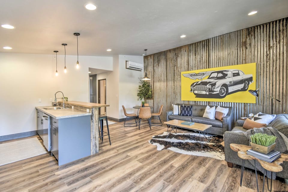 Modern Townhome w/ Deck - 1/2 Mi to Elkhart Lake! Apartment in Elkhart Lake