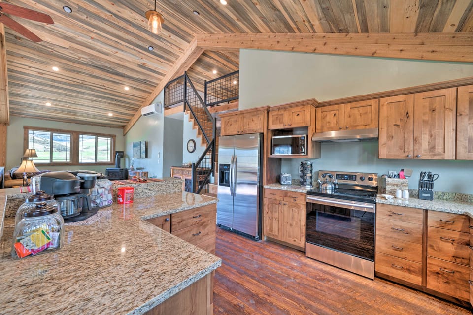 Custom Livingston Apt w/ Balcony + Mountain Views! Apartment in Montana