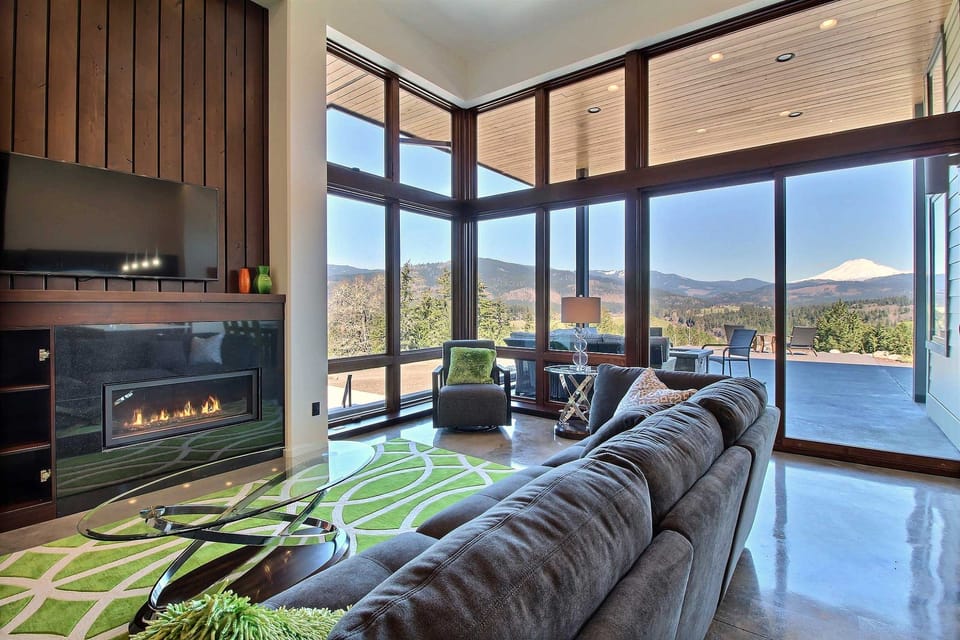 'Pahto's Retreat' Luxe White Salmon Home: Hot Tub House in Washington