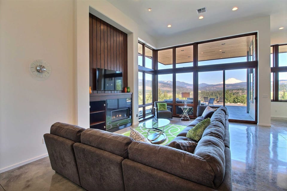 'Pahto's Retreat' Luxe White Salmon Home: Hot Tub House in Washington