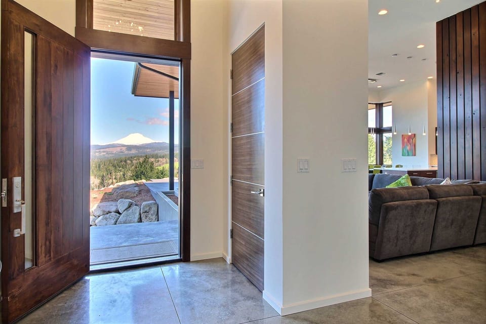 'Pahto's Retreat' Luxe White Salmon Home: Hot Tub House in Washington