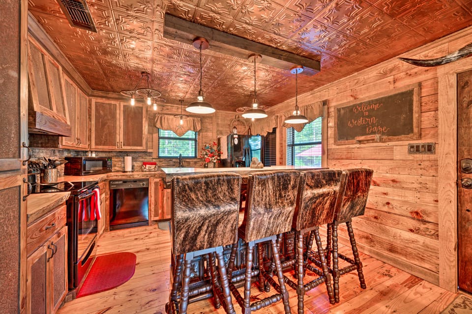 2 Mi to Choctaw Landing: 'Western Daze' Cabin! House in Oklahoma