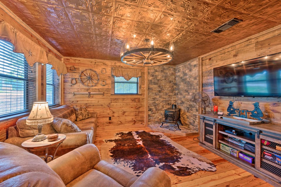 2 Mi to Choctaw Landing: 'Western Daze' Cabin! House in Oklahoma