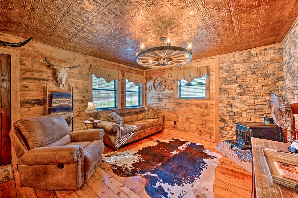 2 Mi to Choctaw Landing: 'Western Daze' Cabin! House in Oklahoma