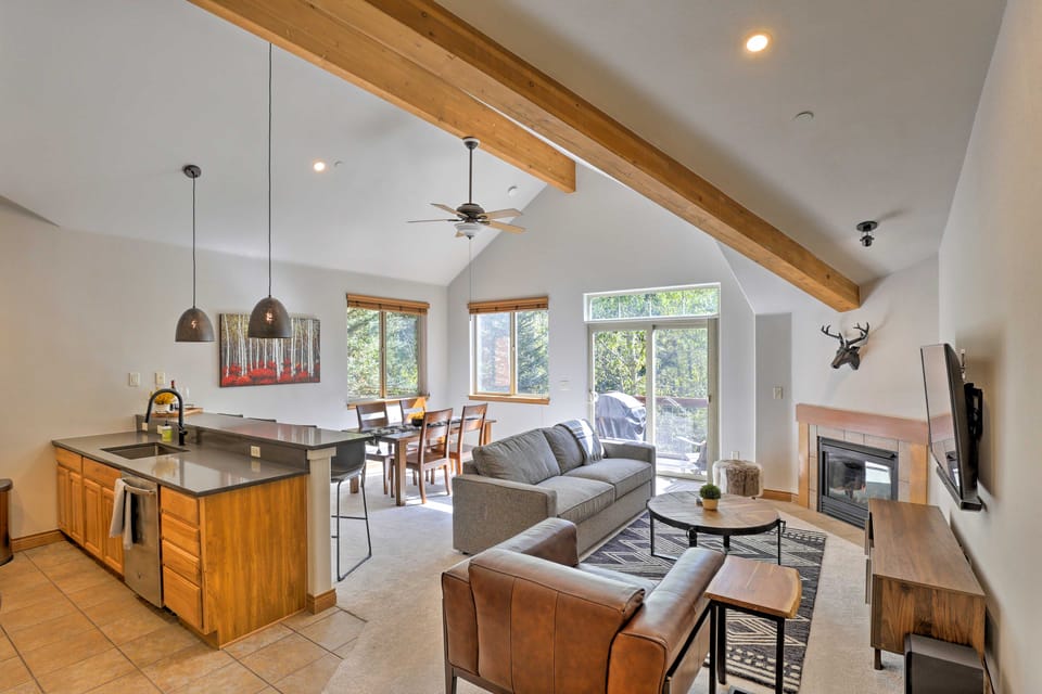 Riverfront Silverthorne Condo Near Skiing! Apartment in Silverthorne