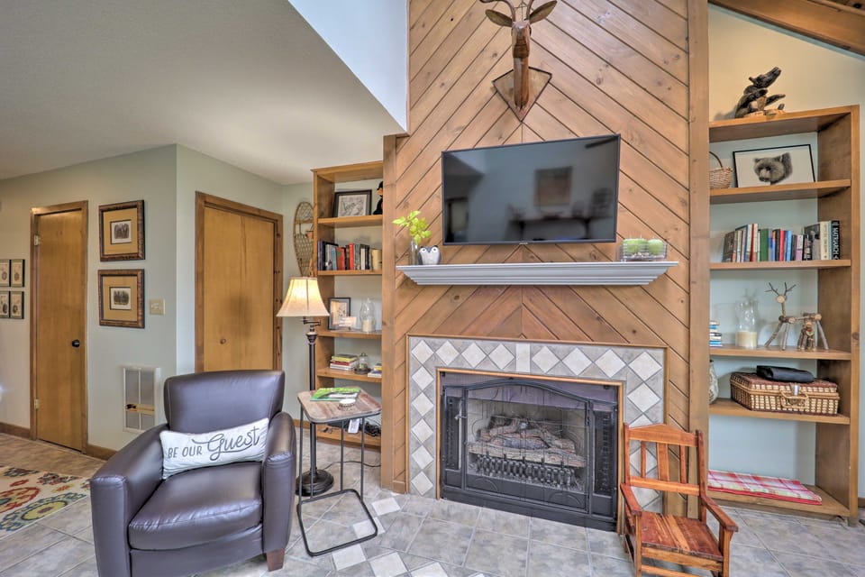 All-Season Base! Unit w/ Balcony in Beech Mountain Apartment in Beech Mountain