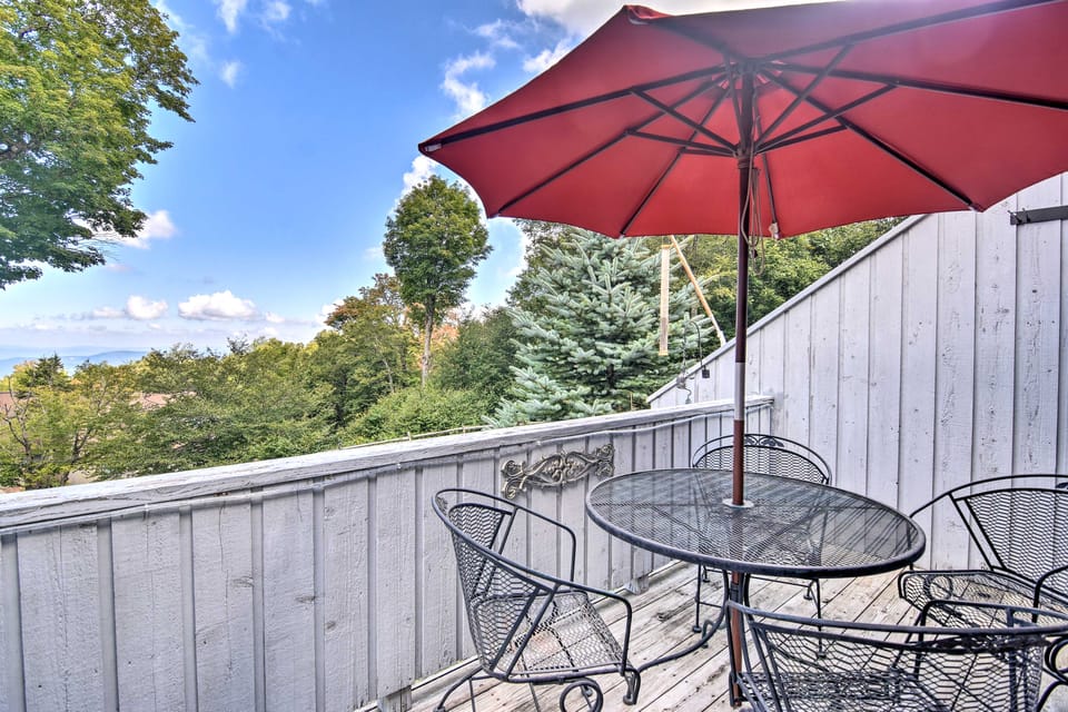 All-Season Base! Unit w/ Balcony in Beech Mountain Apartment in Beech Mountain
