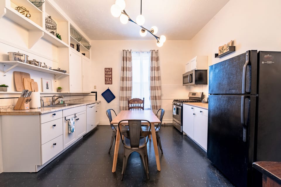 Walk to the Strand & Beach: Updated Victorian Gem House in Texas City