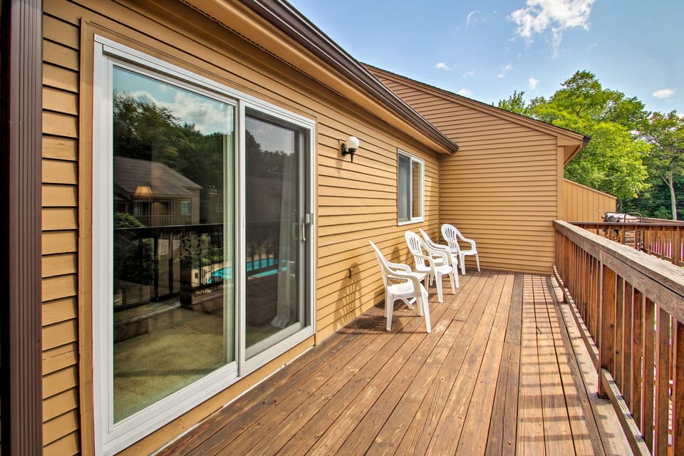 Lincoln Condo w/ Balcony - 6 Mi to Loon Mtn! Apartment in Lincoln