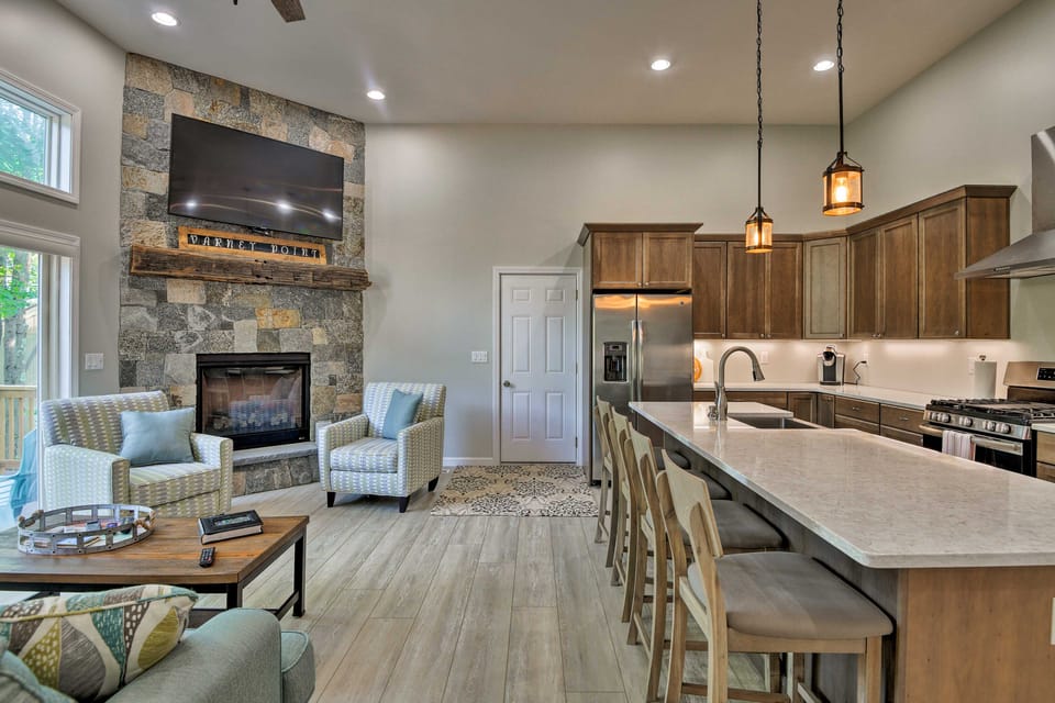 Covered Deck, Grill & Game Room: Gilford House! House in Gilford
