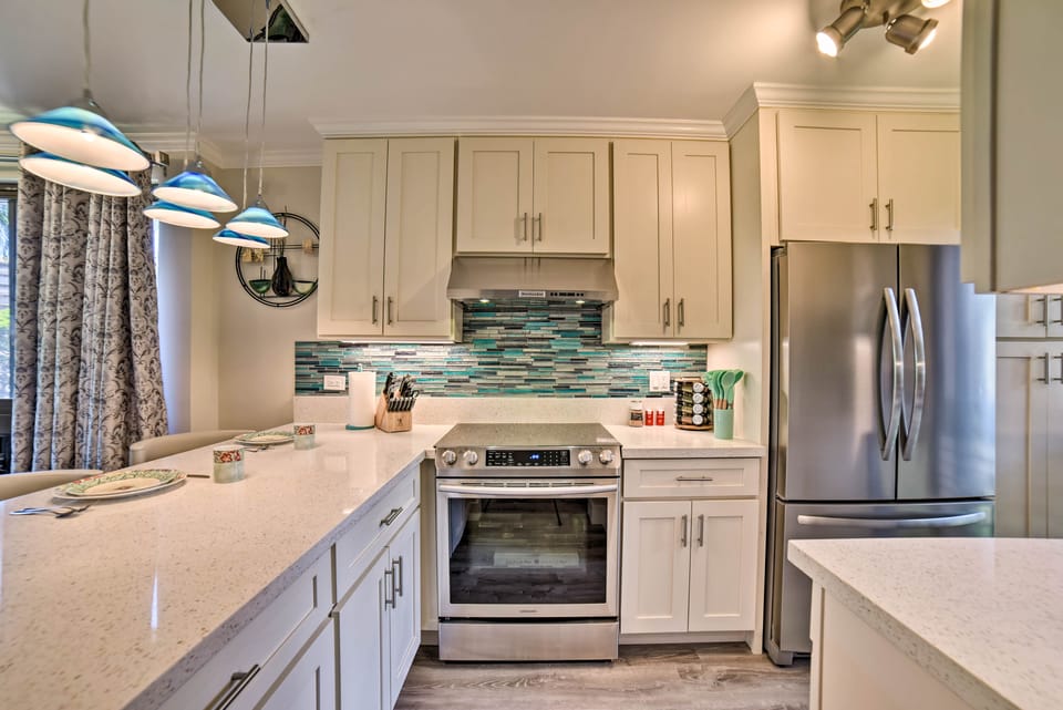 Walk to Beach: West Maui Condo w/ Lanai & Pool! Apartment in Napili-Honokowai