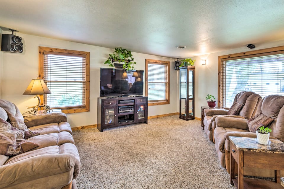 Family Home w/ Hot Tub - Walk to Johnson Lake! House in Nebraska
