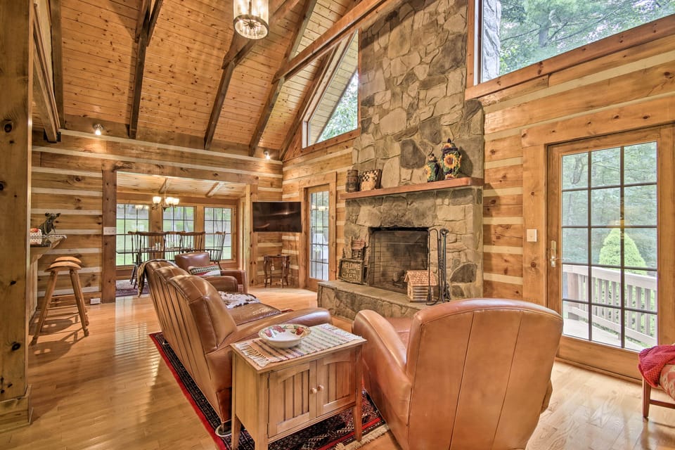 Creekside Berkeley Springs Cabin on 35 Acres! House in Shenandoah Valley