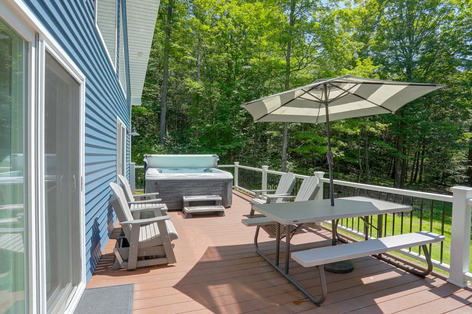 Hot Tub, Grill & Mtn Views! Benezette Cabin House in Allegheny River